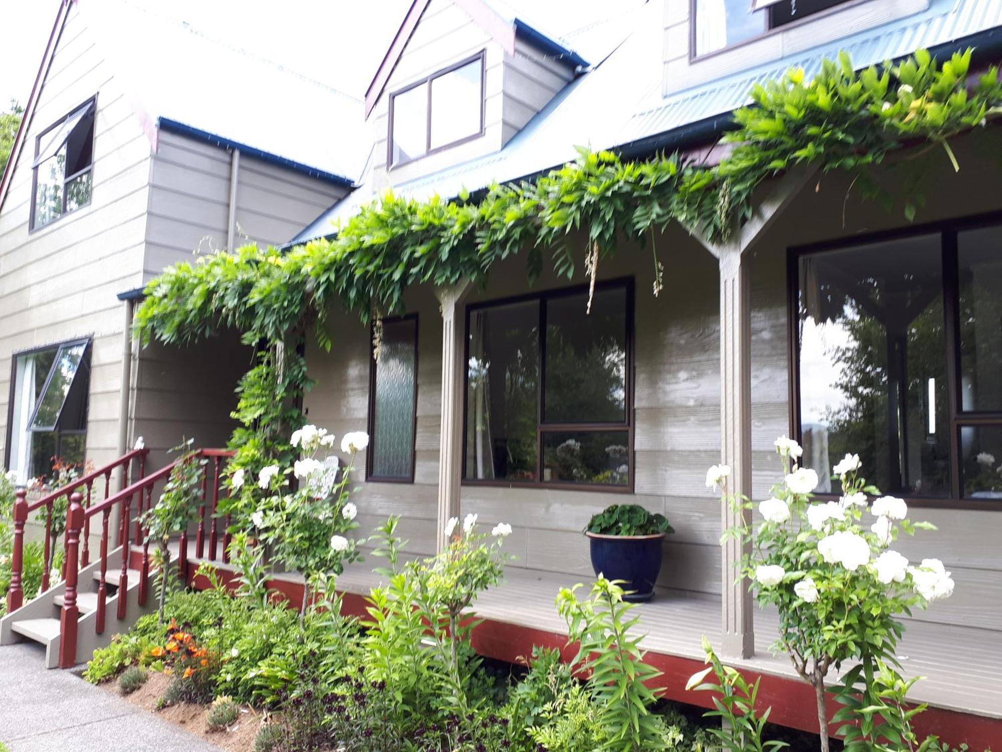 タウマルヌイ Rangaroa Heights Bed & Breakfast エクステリア 写真
